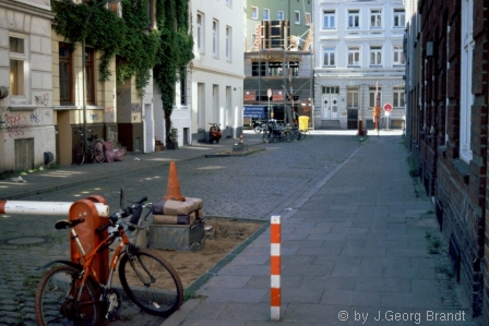 Auf das Fundament gesetzte Vitrinen - Ansicht 1