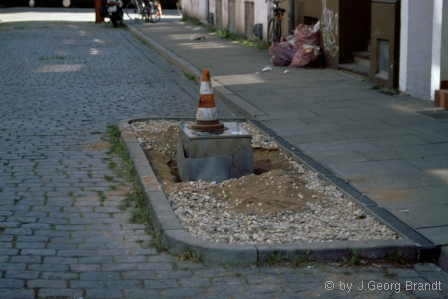 Auf das Fundament gesetzte Vitrinen - Modul 2